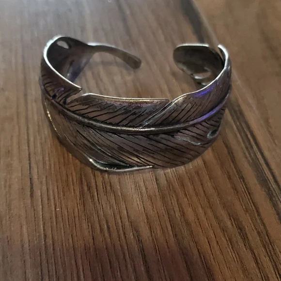 Feather detail solid bracelet cuff - Picture 1 of 4